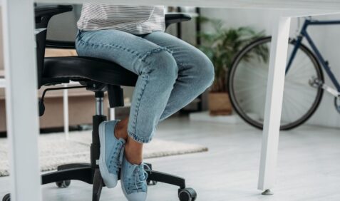 Como escolher cadeira operacional para escritório: o que realmente muda em ajuste, espuma e base?