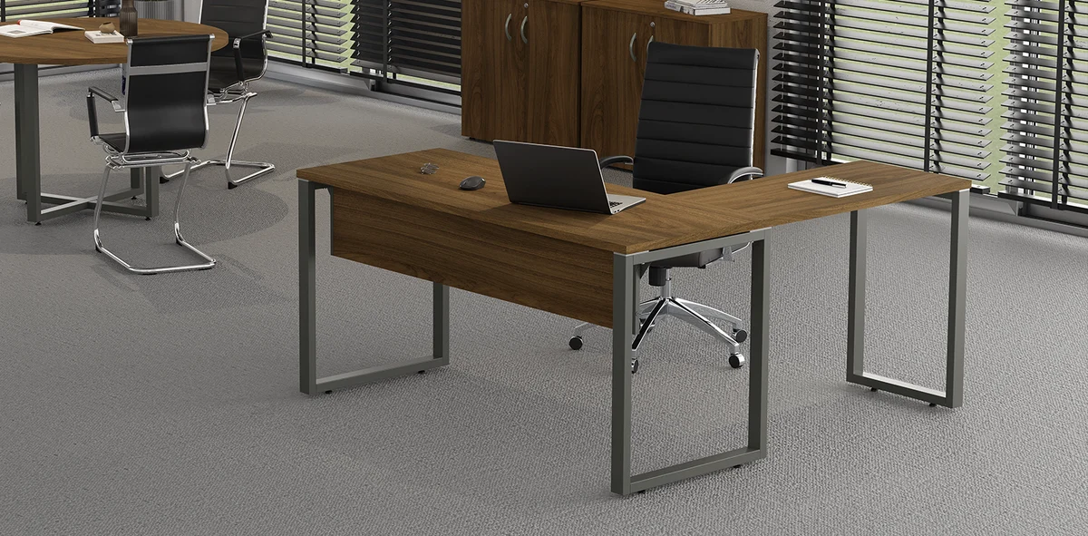 Mesa em L | Pé Requadro