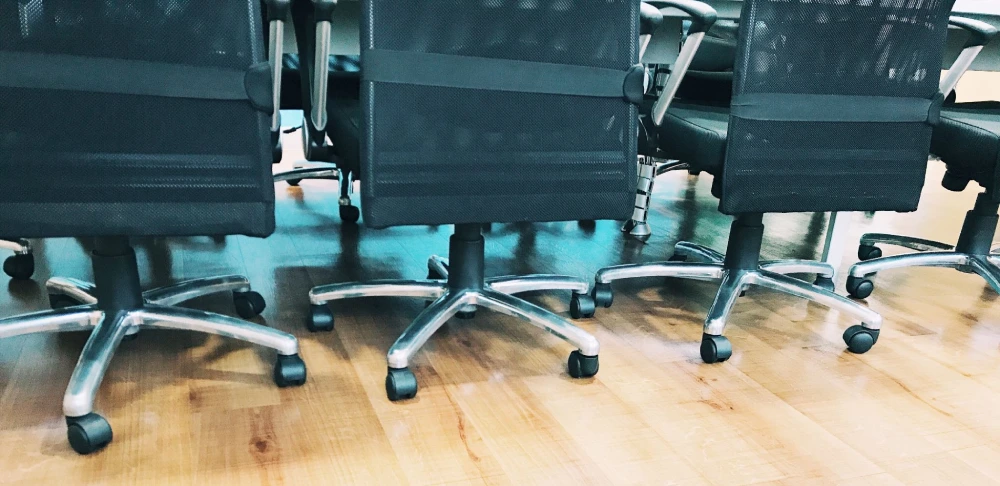 Cadeira fixa ou cadeira com rodízio: qual faz mais sentido para sala de reunião, treinamento e recepção?